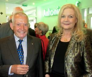 Der Vorsitzende des Lions Hilfswerk, Hans Peter Drews mit der Monschauer Bürgermeisterin, Frau Ritter
