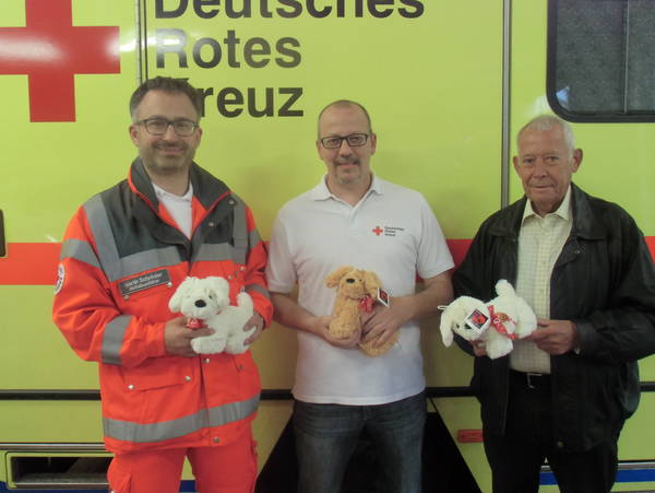 Lionsfreund Martin Schröder, Holger Schütt, Leiter der Rettungszentrale und Hans-Peter Drews, Vorsitzender des Lions Hilfswerk