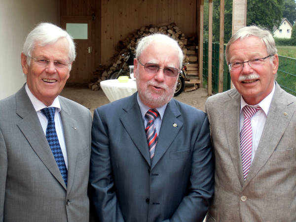 Auf dem Bild von links nach rechts: Dr. Wiechmann, Past Präsident; Prof.Dr. Müller-Böling, der neue Präsident; Dr. Albert, Vize-Präsident
